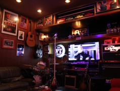 矢沢永吉のスタイルを彷彿とするバー空間